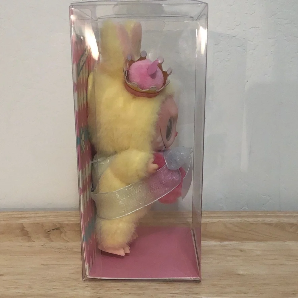 Pop Mart Let's Checkmate Yellow Labubu - Picture 2 of 3